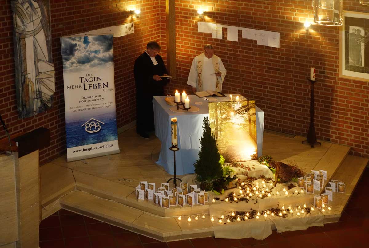 Bild vom Altar mit den Kerzen.(Pater Weiland und Pfarrer Römheld hielten den Gottesdienst)