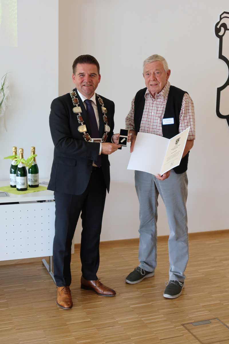 Bernd Ewich in Meckenheim mit der Ehrennadel für bürgerschaftliches Engagement geehrt