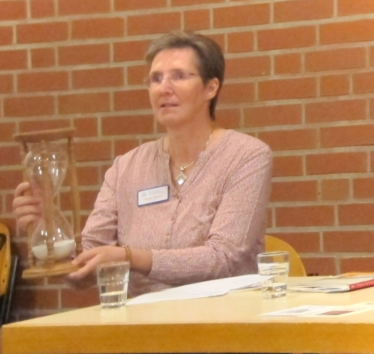Christel Engeland moderierte den Abend. Zu Beginn interviewte sie Dr. Ailing Kleefuß-Lie, die über ihre Arbeit als Koordinatorin bei der Ökumenischen Hospizgruppe e.V. berichtete.