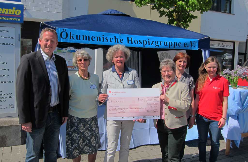  Hier übergab dann auch Holger Adenheuer, Filialdirektor der Kreissparkassenfiliale Meckenheim am Neuen Markt, einen Spendenscheck
                    über 500 € an die Ökumenische Hospizgruppe.